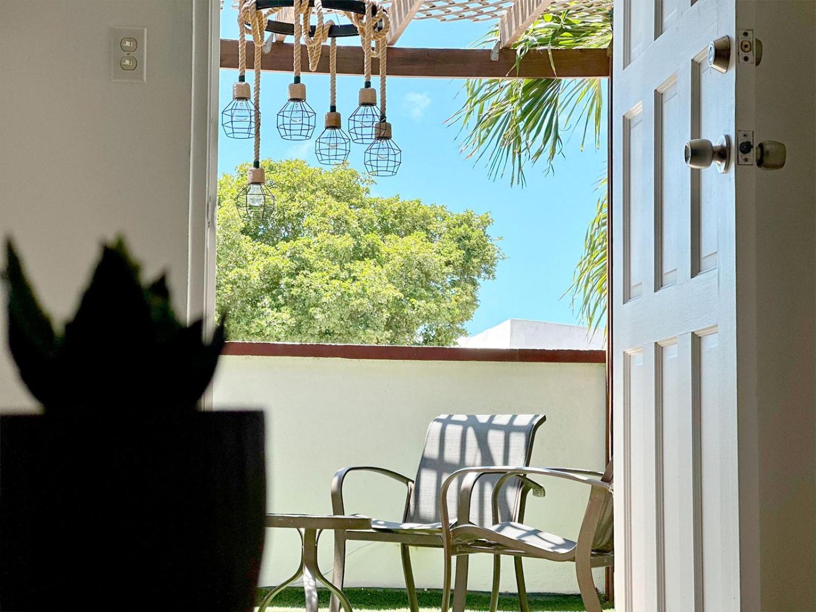 Ladybugs Apartments Palm Beach Екстер'єр фото