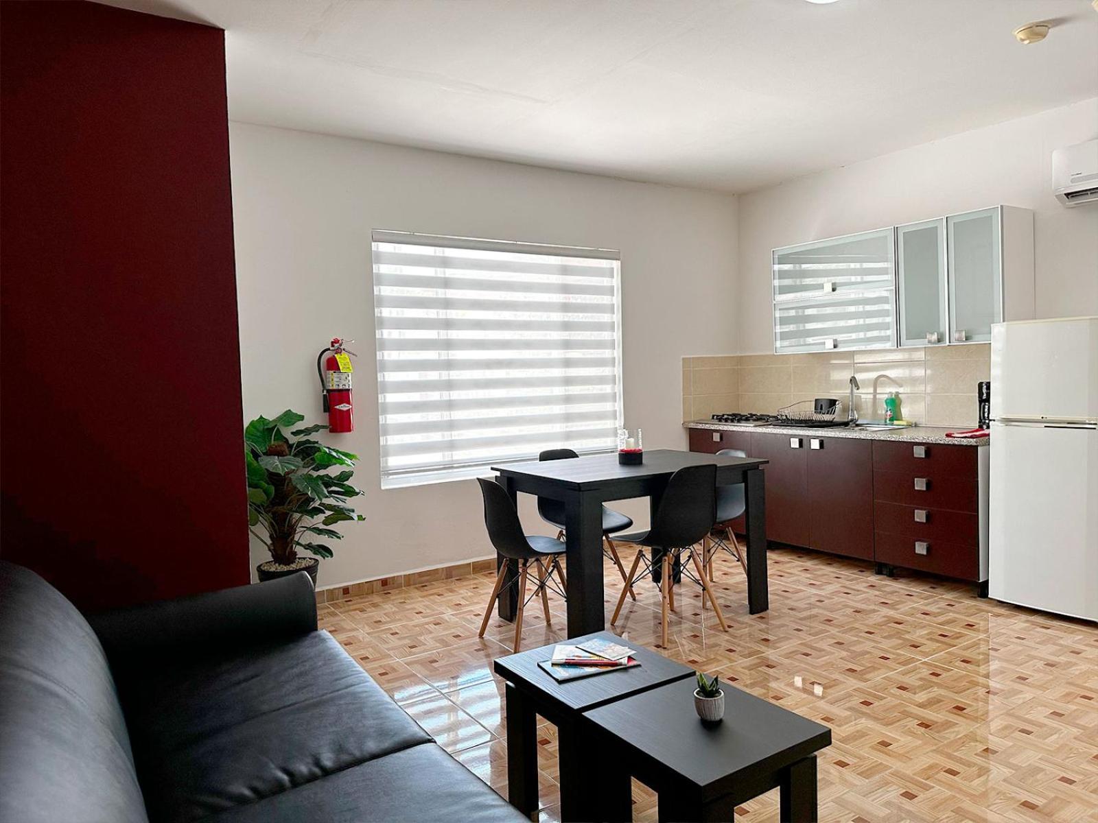 Ladybugs Apartments Palm Beach Екстер'єр фото