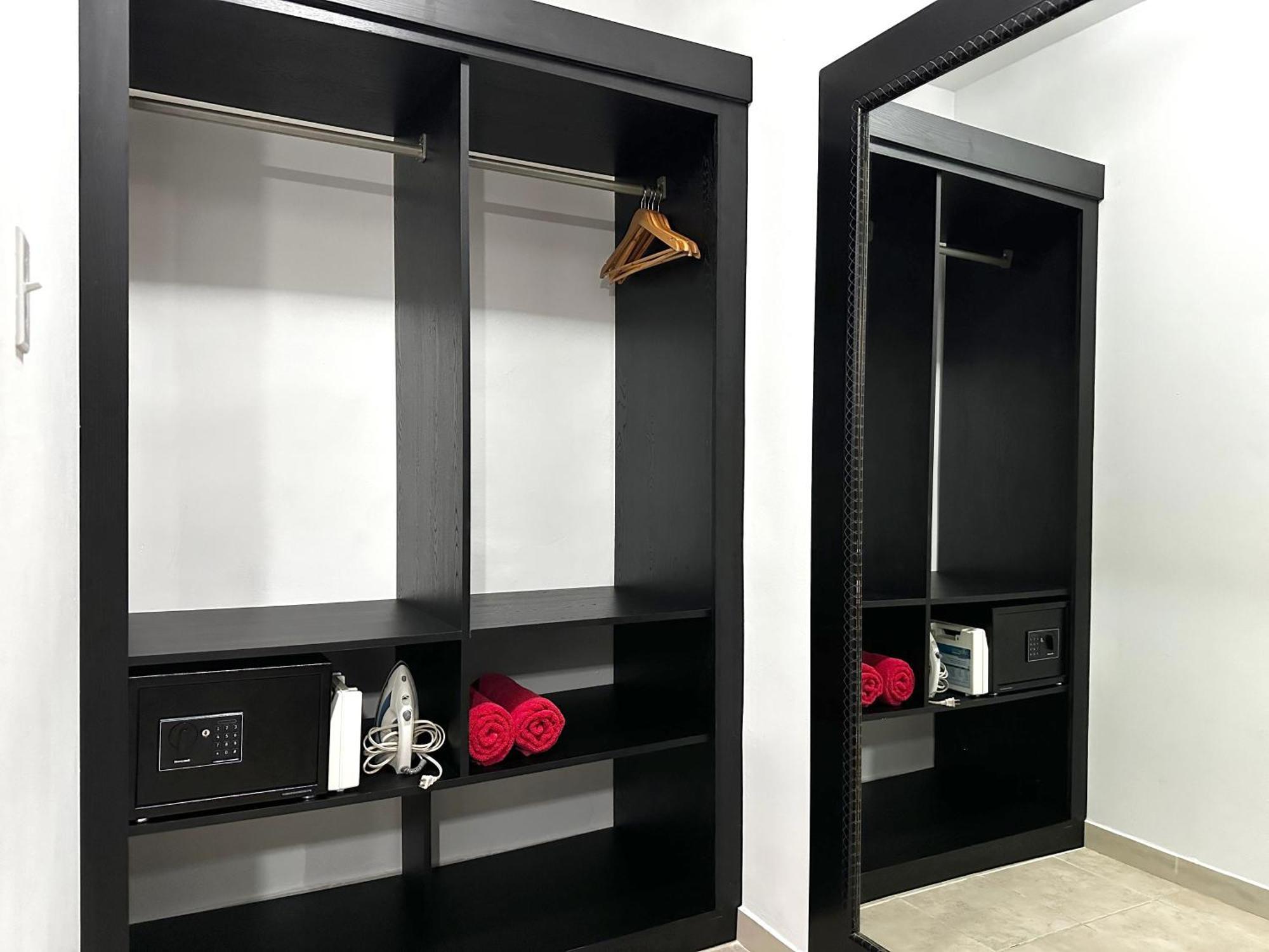 Ladybugs Apartments Palm Beach Екстер'єр фото