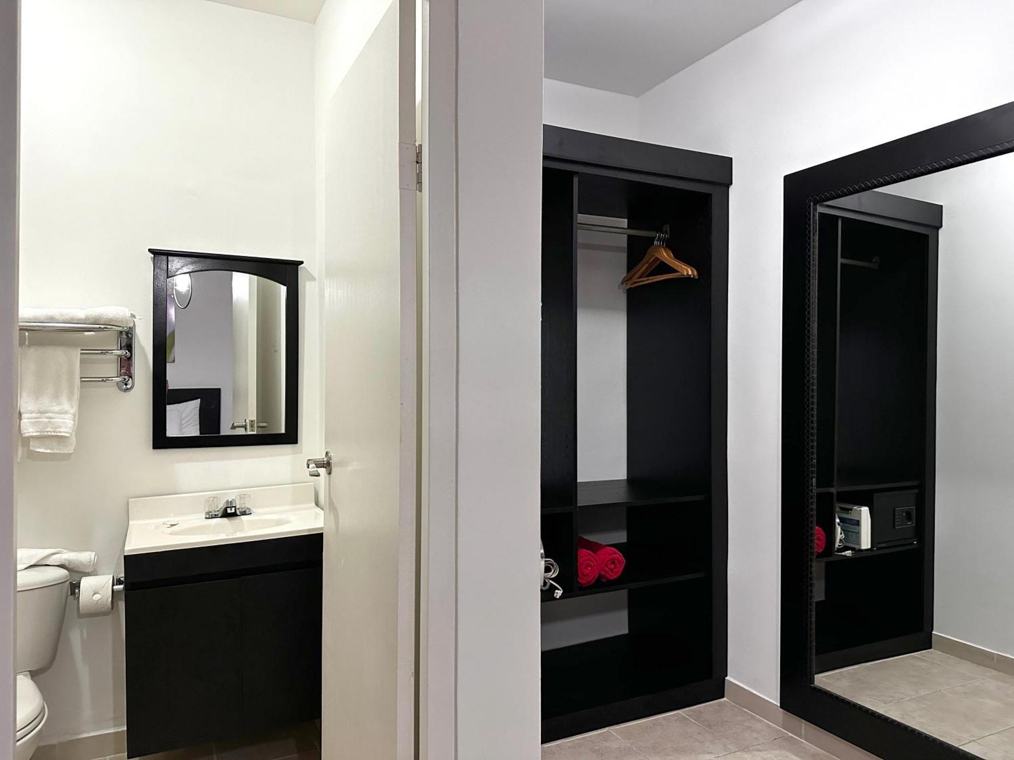 Ladybugs Apartments Palm Beach Екстер'єр фото