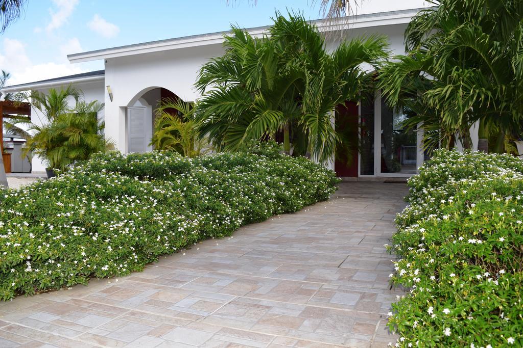 Ladybugs Apartments Palm Beach Екстер'єр фото
