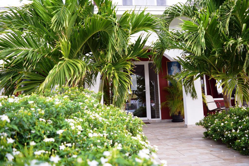 Ladybugs Apartments Palm Beach Екстер'єр фото