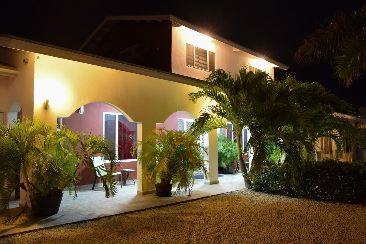 Ladybugs Apartments Palm Beach Екстер'єр фото