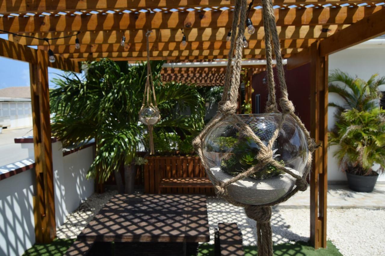 Ladybugs Apartments Palm Beach Екстер'єр фото
